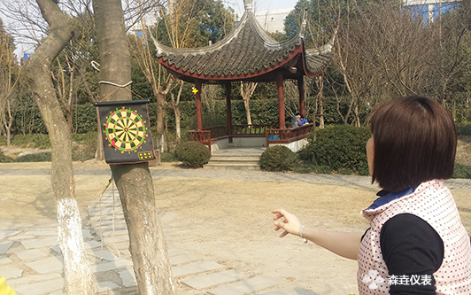 森垚運(yùn)動(dòng)會(huì)扔飛鏢