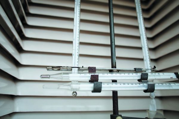 百葉箱里的溫度計.jpg 百葉箱里的溫度計.jpg