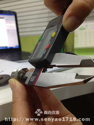 測量接頭沉孔內尺寸01.jpg 測量接頭沉孔內尺寸01.jpg